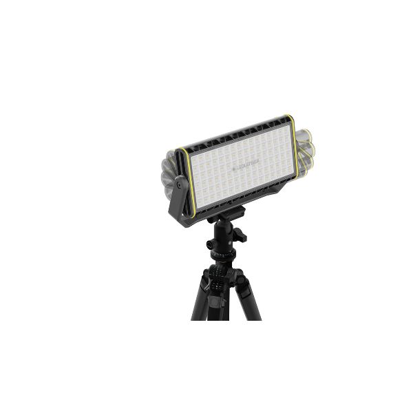 Potente y resistente foco de obra de 8000 lm con luz direccional, temperatura de color ajustable y alimentación híbrida para funcionamiento con batería y cable.